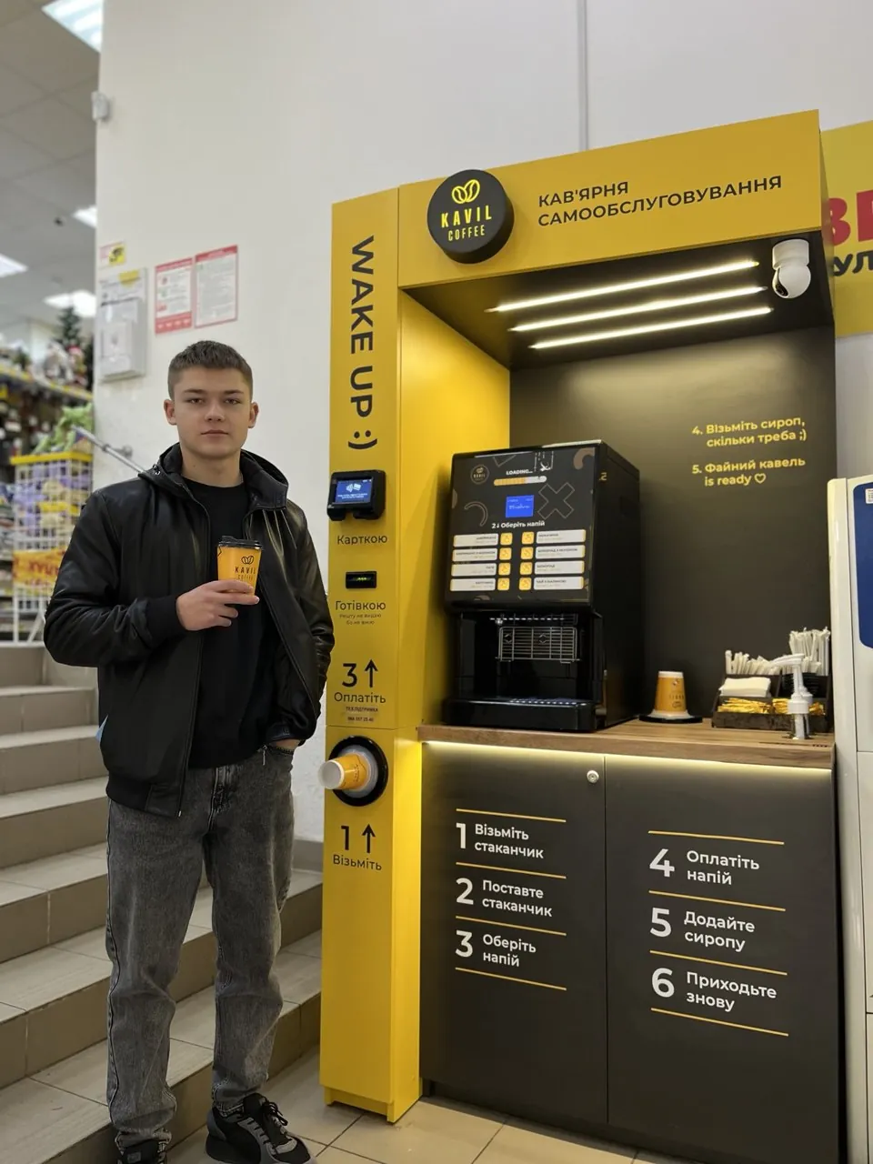 Віктор, партнер Kavil у Мукачеві, з кавою біля своєї кав’ярні самообслуговування