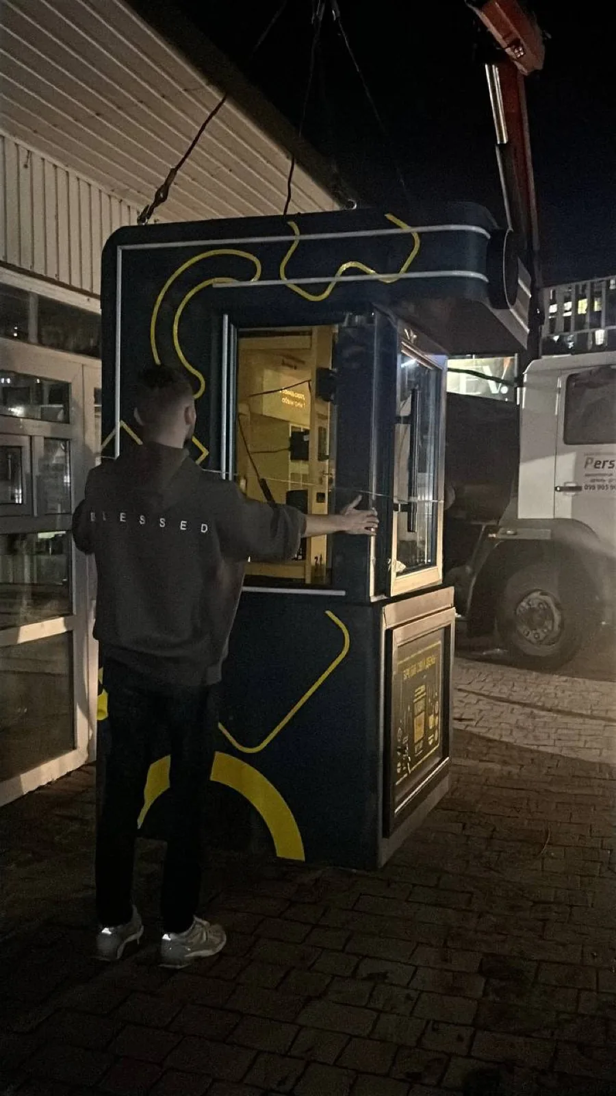 Нічний монтаж вуличної кав’ярні Kavil краном